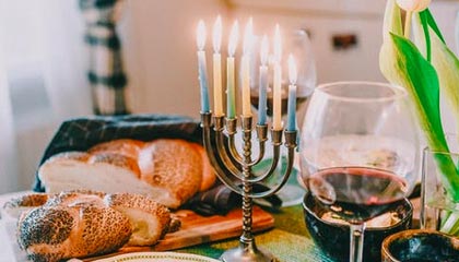 fb体育官网入口-广东宏远连续夺冠纪录备受关注，广东宏远队总冠军领奖画面